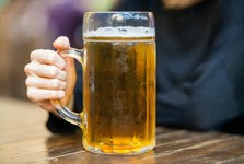 Posilnil se alkoholem a spadl z kola. Senior na Blanensku nadýchal 2,7 promile