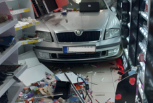 Místo brzdy šlápl na plyn. Řidič v Letovicích prorazil vchod obchodu a najel mezi regály
