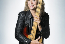 Dáma s baskytarou proklatě nízko Suzi Quatro se vrací! Zažijte legendu naživo v Brně Dáma s baskytarou proklatě nízko Suzi Quatro se vrací! Zažijte legendu naživo v Brně