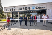 OBRAZEM: Blansko slavnostně otevírá nový krytý bazén. Jak vypadá?
