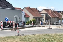 V Jedovnicích opravují křižovatku, nově bude bezpečnější. Dopravu řídí semafory V Jedovnicích opravují křižovatku, nově bude bezpečnější. Dopravu řídí semafory